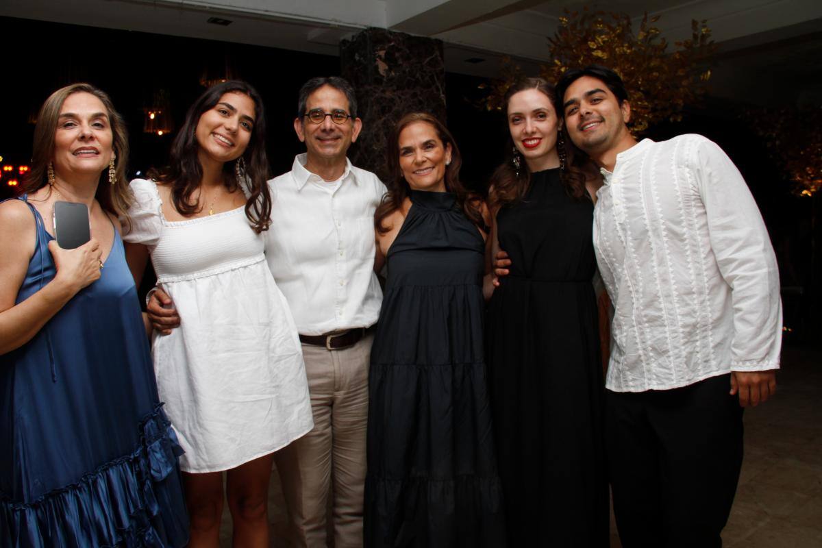 Mary Fuentes de Hernández, María Hernández, Gonzalo Hernández, Lucia Pinto, Olivia Shaw y Daniel Hernández.