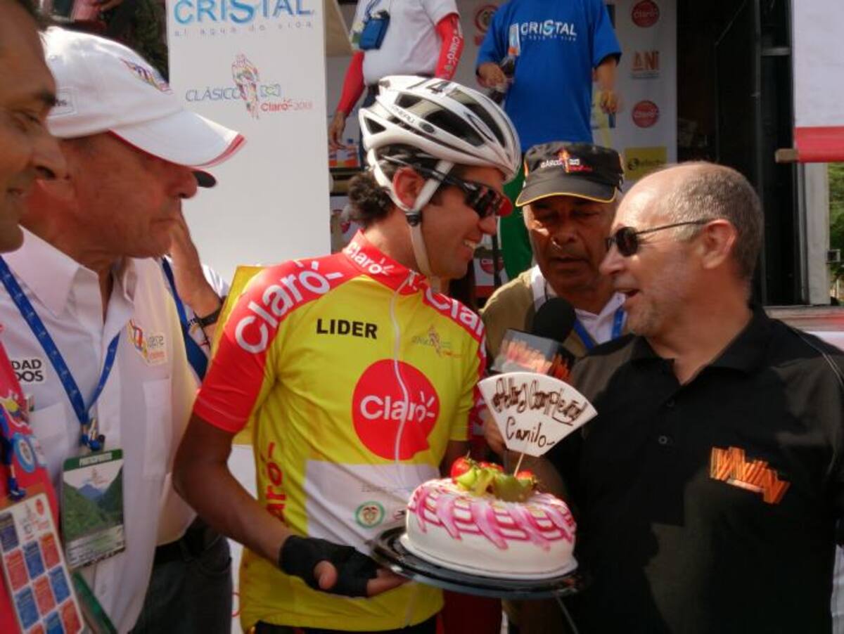 Camilo Gómez celebró su cumpleaños antes de partir la penúltima etapa en Jumbo. CORTESÍA