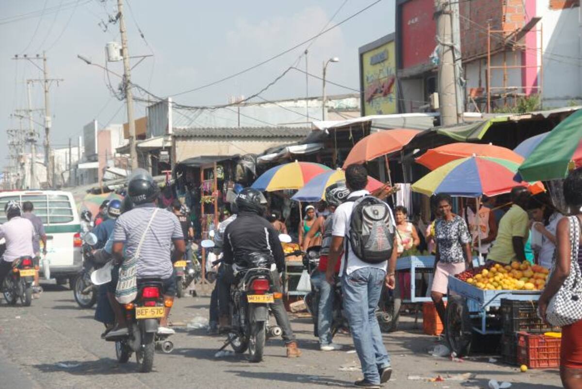 Vendedores ambulantes y estacionarios han invadido nuevamente el carril de solobus. ANTONIO CANCHILA GARCÍA - ELUNIVERSAL.COM.CO