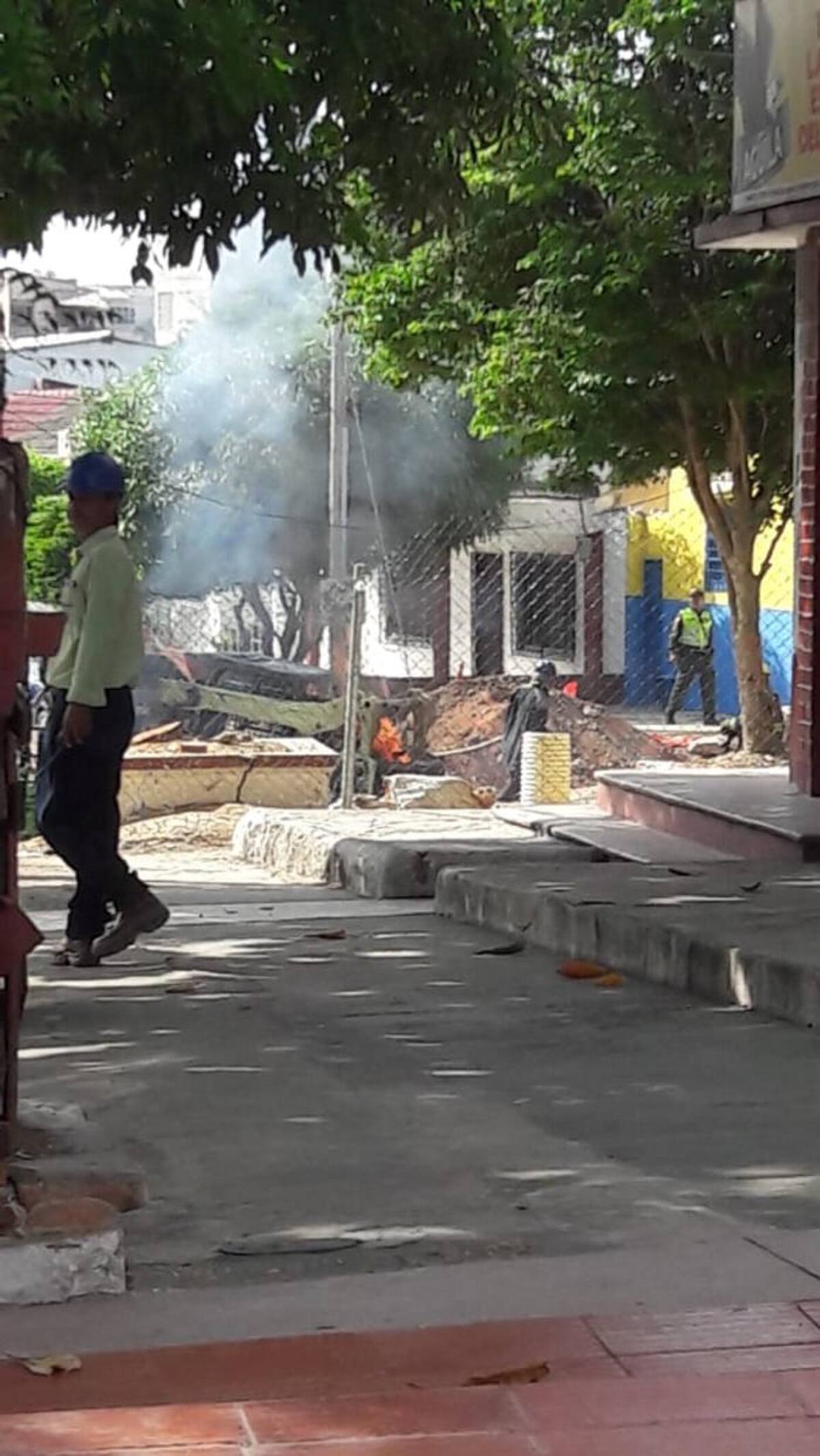 Hasta el sitio llegaron varias máquinas del Cuerpo de Bomberos que al poco rato sofocaron las llamas. cortesía