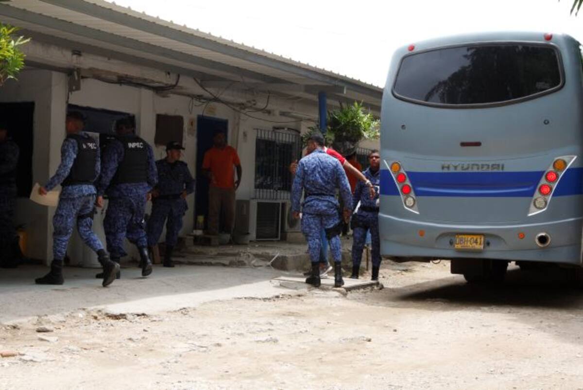 Tres dragoneantes del Inpec se encargan de hacer la verificación domiciliaria en Cartagena. Julio Castaño