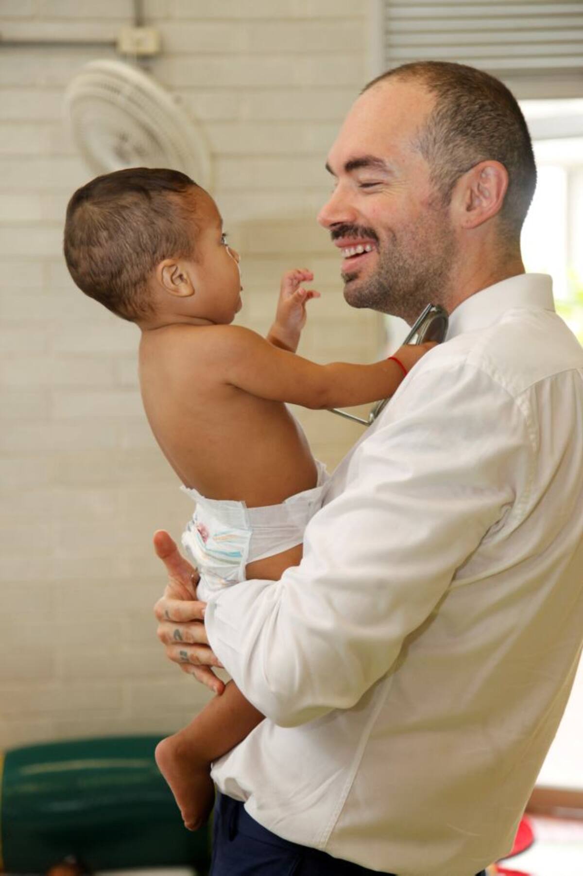 A Santiago Cruz se le vio muy feliz mientras cargaba y juagaba con los niños Aroldo Mestre - El universal