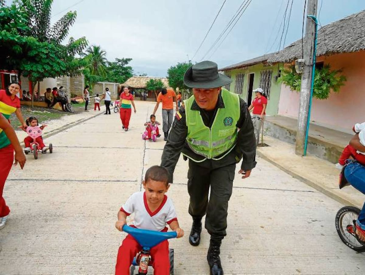 CORTESÍA: GREGORIO CASTRO La Policía del Pueblo Nuevo realiza diversas actividades comunitarias con niños y adultos.