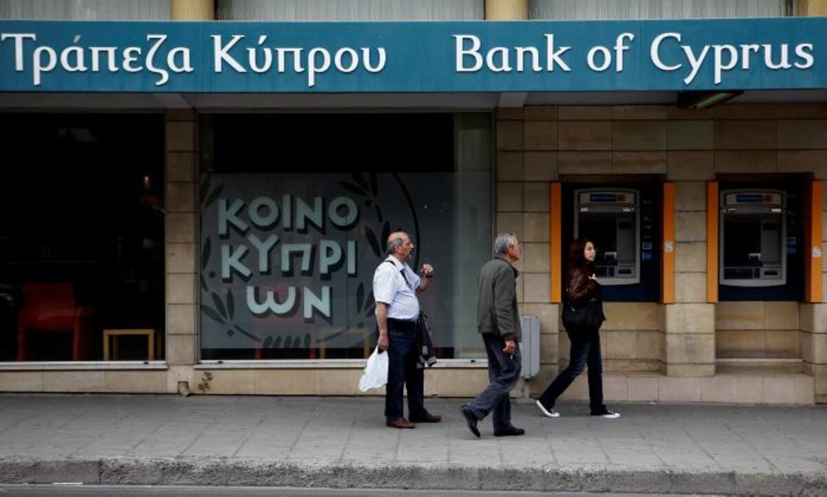 Los ahorristas del Bank of Cyprus verán cómo parte de sus depósitos por arriba de los 100.000 euros (128.000 dólares), al menos un 37,5%, se convertirán en acciones, y un 22,5% adicional será inmovilizado hasta que las autoridades sepan si pueden cumplir con las condiciones del plan de rescate AP Petros Karadjias