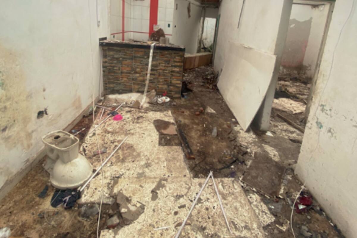 Destruyen la casa de la mujer que mató a su vecina de 3 puñaladas