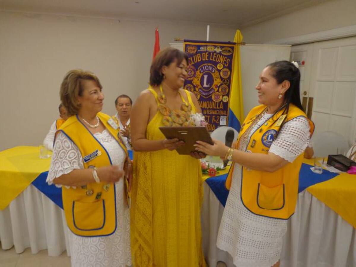 La directora del Ipcc recibe el reconocimiento del Club de Leones. CORTESÍA