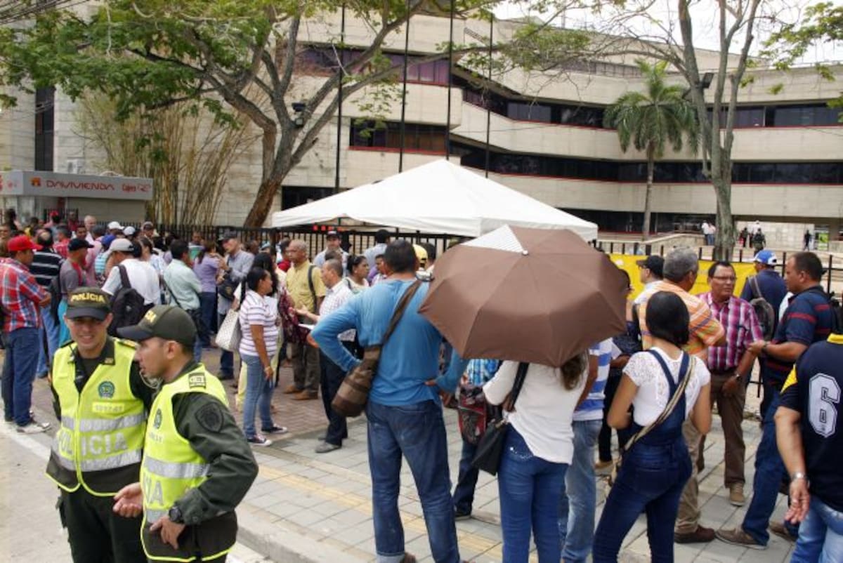 Los docentes se concentraron frente a la sede de la Gobernación de Sucre ayer en horas de la mañana. MANUEL SANTIAGO PÉREZ/EL UNIVERSAL.