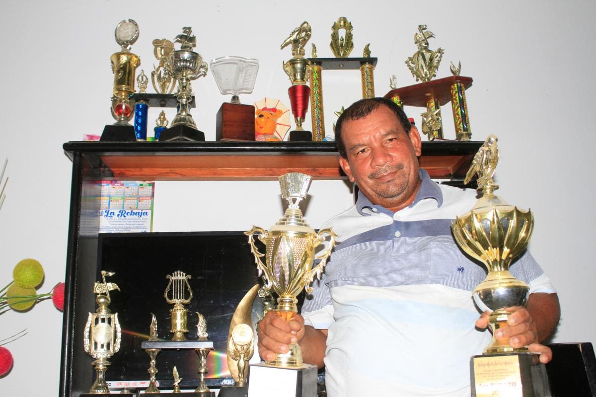 José Ortega enseña los distintos trofeos que se ha ganado en su vida.