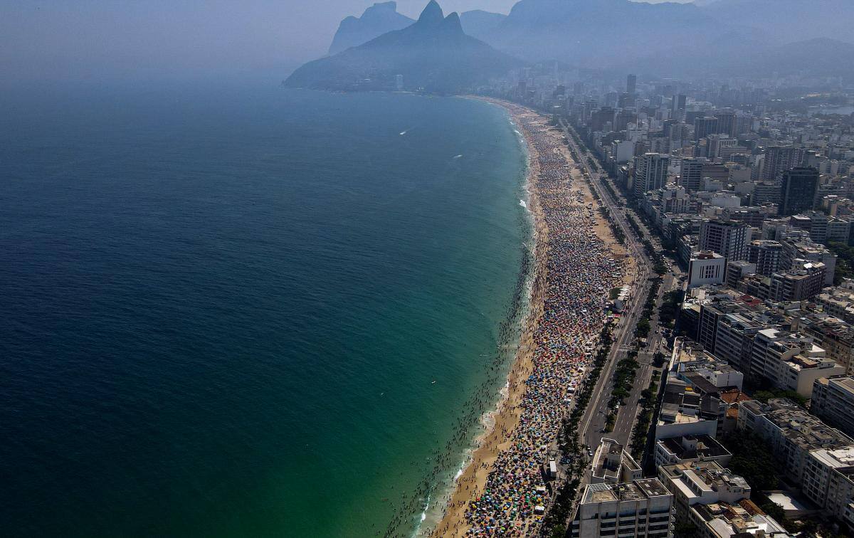 Bañistas se lanzaron a la playa de Ipanema, en Río de Janeiro (Brasil), este domingo. //Foto: EFE