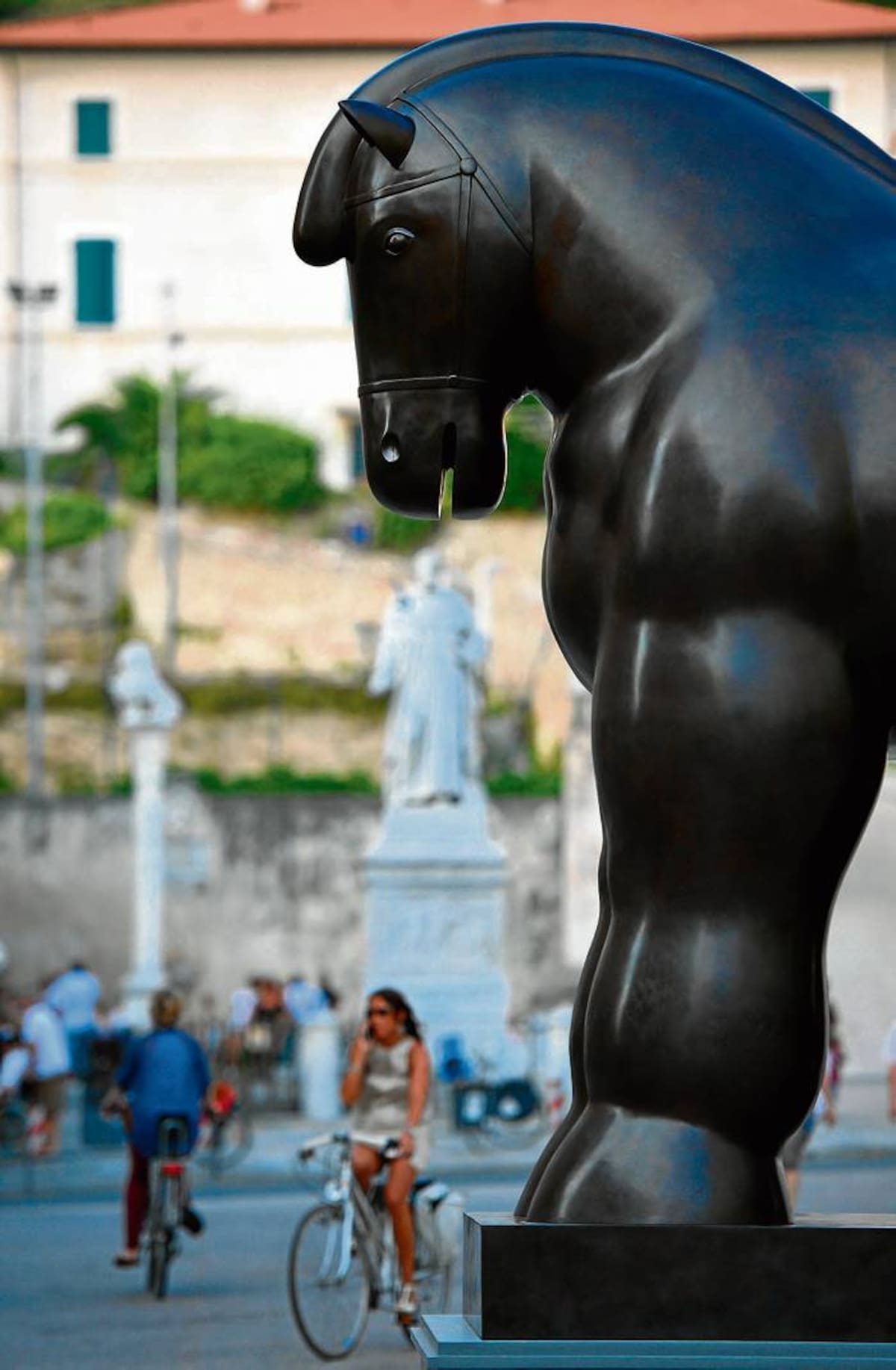 La gente en Pietrasanta celebra las esculturas de Fernando Botero AFP