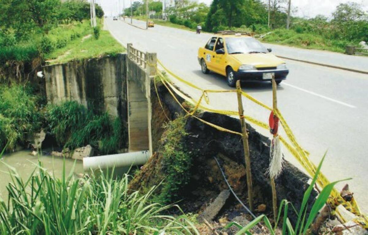 En este estado se encuentra el tramo de la vía afectado por las obras de drenaje a la altura del puente Pintao. MANUEL SANTIAGO PÉREZ/EL UNIVERSAL/