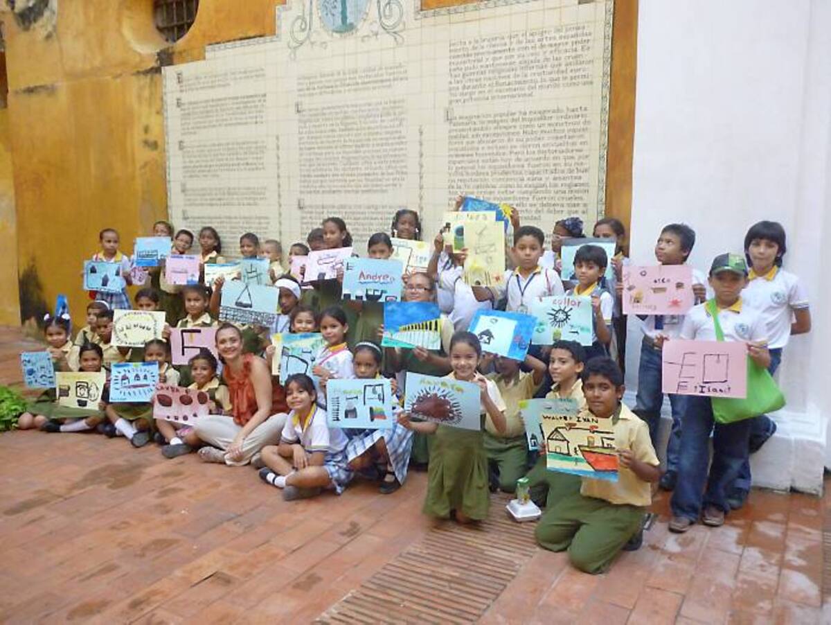 Los niños mostrando sus trabajos artísticos. CORTESÍA