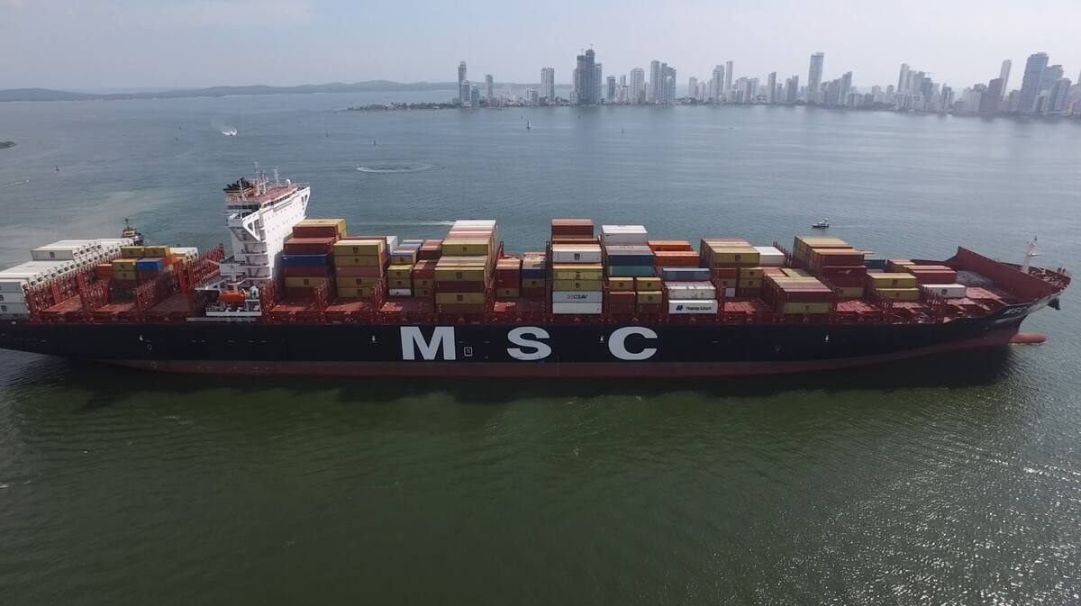 El buque, proveniente de Europa, con capacidad para transportar 8.800 contenedores es la primera mega embarcación que cruzará las nuevas esclusas del Canal de Panamá desde Cartagena. //Gabriel García