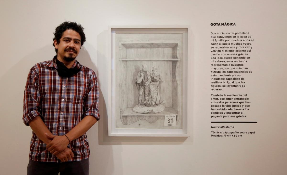 El pintor cartagenero, Raúl Ballesteros posa al lado de su obra Gota Mágica que hace parte de la exposición “EnRedArte Reconoce la Resiliencia”.//Foto: EFE/Ricardo Maldonado Rozo.