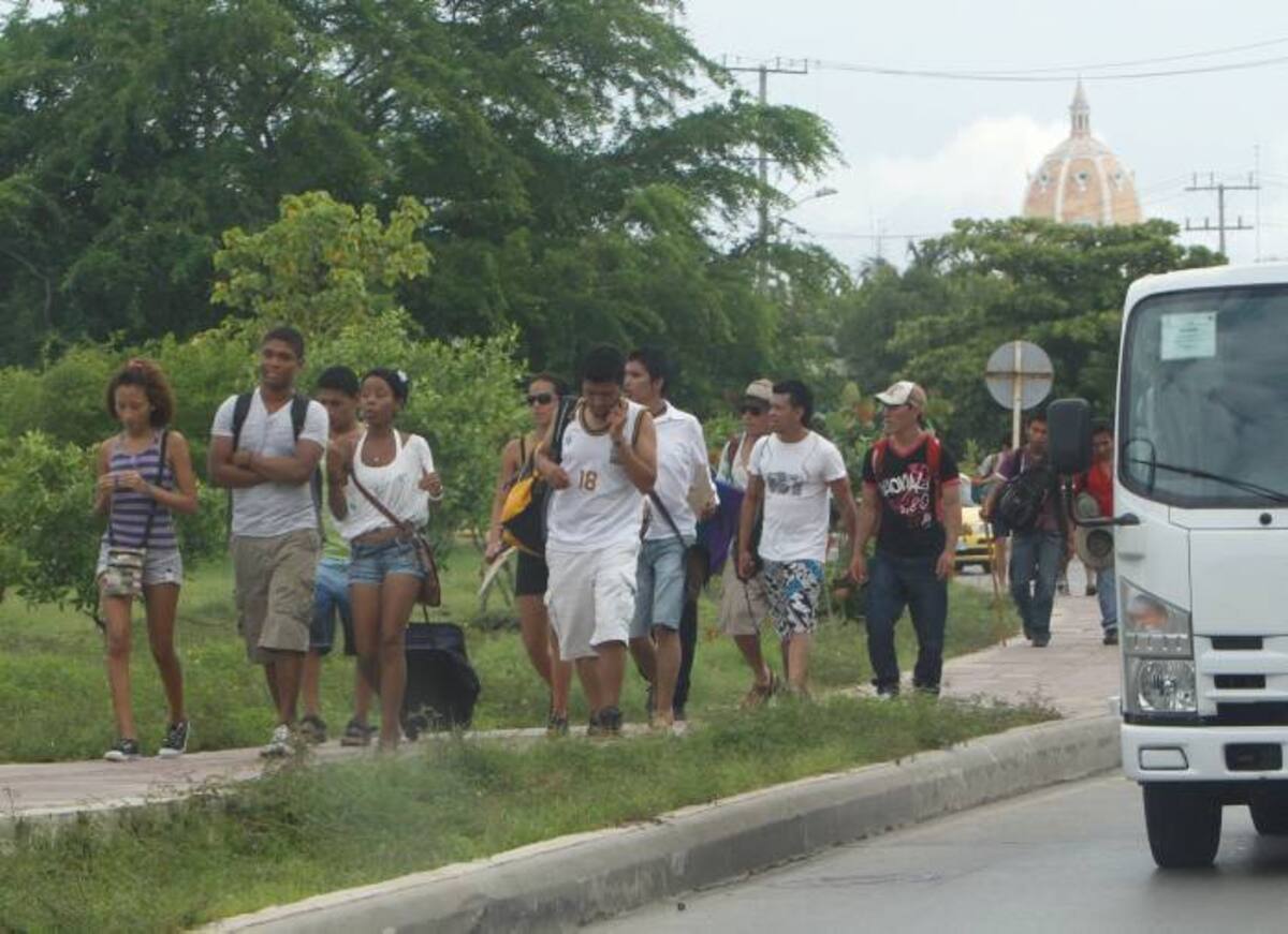 Centenares de jóvenes que no tienen sitio para hospedarse andan de un lugar a otro con sus maletas. JULIO CASTAÑO BELTRÁN - EL UNIVERSAL
