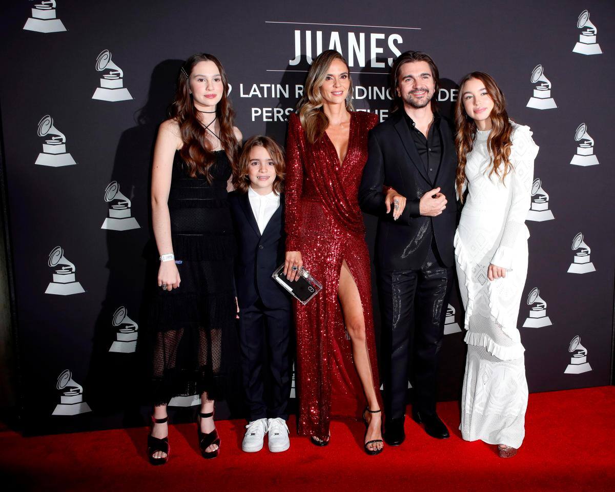 Juanes y su familia: Paloma Aristizábal, Dante Aristizábal, Karen Martínez y Luna Aristizábal.