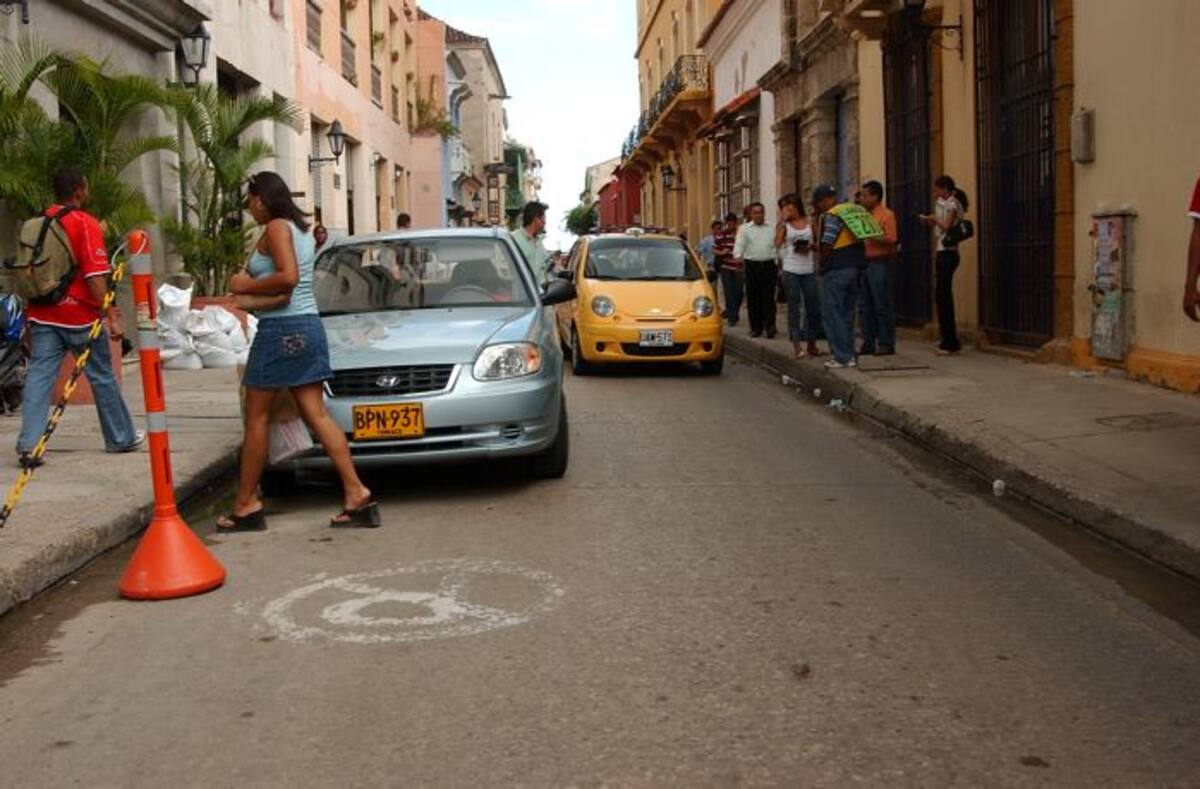 El Datt dotó a sus agentes de cámaras fotográficas para inspeccionar diariamente sitios de prohibido parqueo y obtener evidencias de la infracción. ARCHIVO