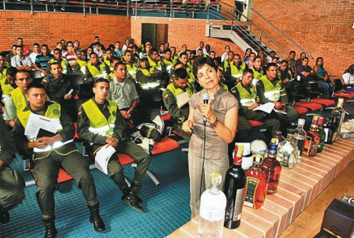 El seminario de capacitación sobre identificación de licor adulterado se realizó en la Gobernación en horas de la mañana de ayer y asistió personal de la Policía y otros organismos de control.