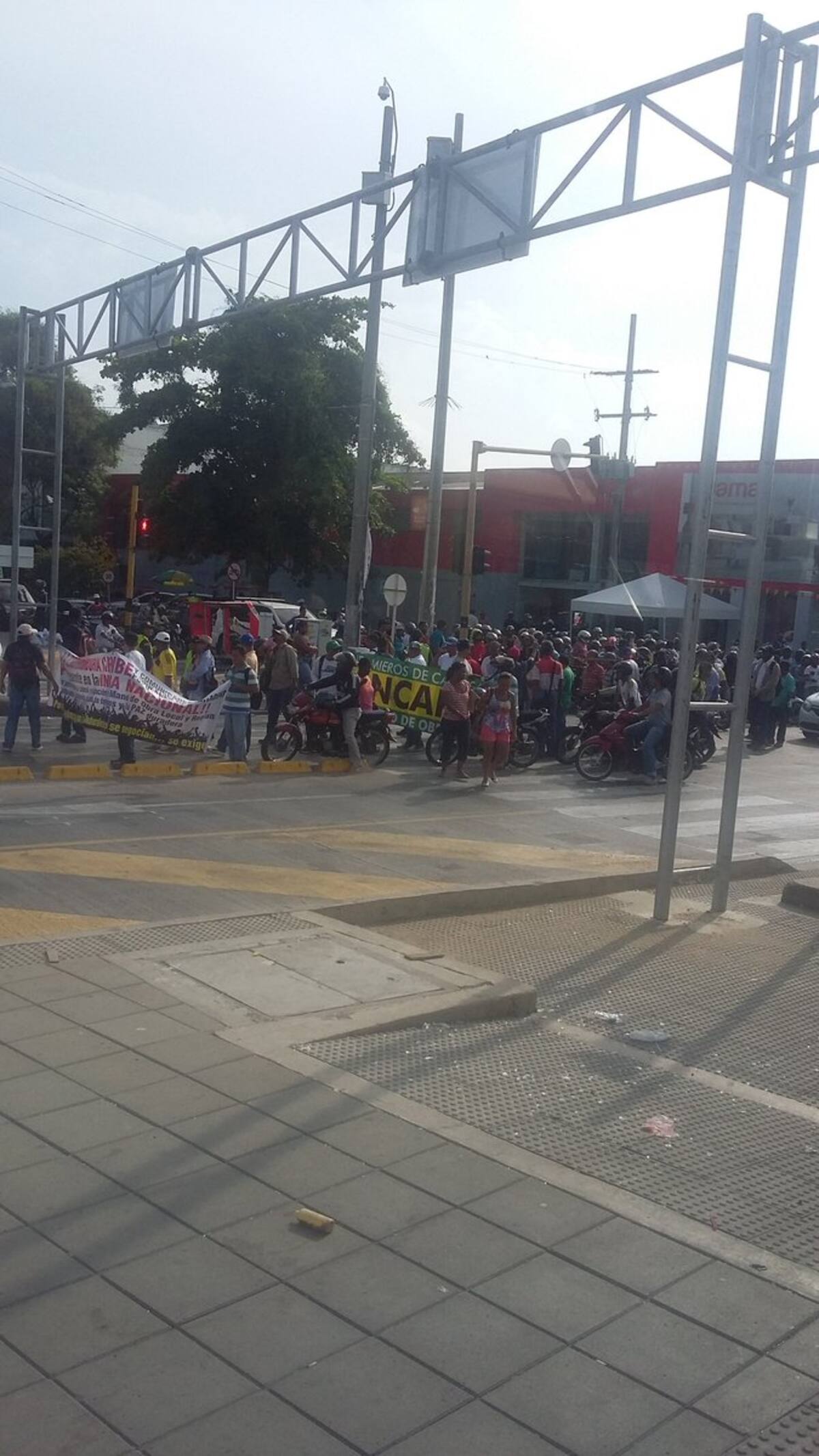 Trancón a la altura de los Cuatro Vientos por el paso de la marcha a eso de las 8 de la mañana. CORTESÍA
