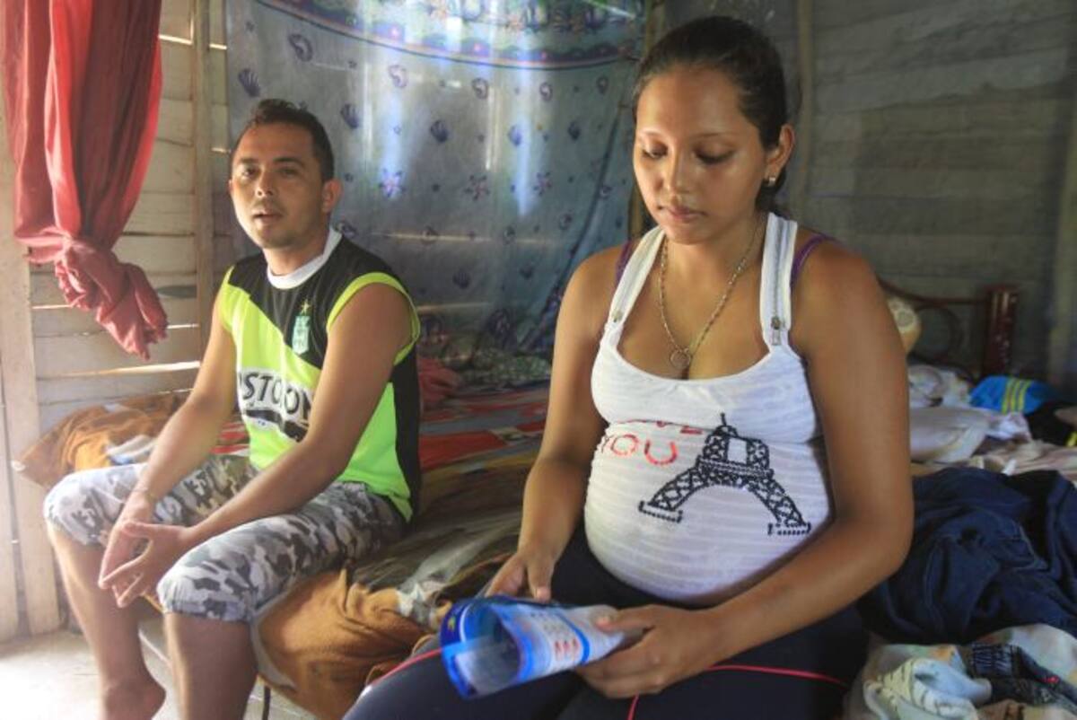 John Vargas y Carlis Hernández viven en una casa de tablas en Villa Fanny. //Claudia Fortich Navarro - EL UNIVERSAL