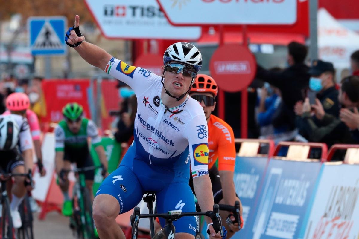 Sam Bennett celebra la primera fiesta del esprint de la Vuelta a España