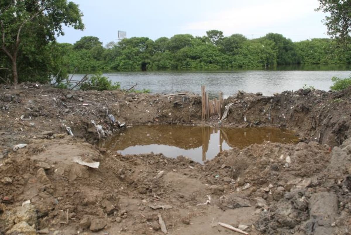 A menos de una cuadra de distancia, se ve un nuevo relleno, en el que también se pretende instalar un estanque para cultivar sábalo. OSCAR DÍAZ ACOSTA