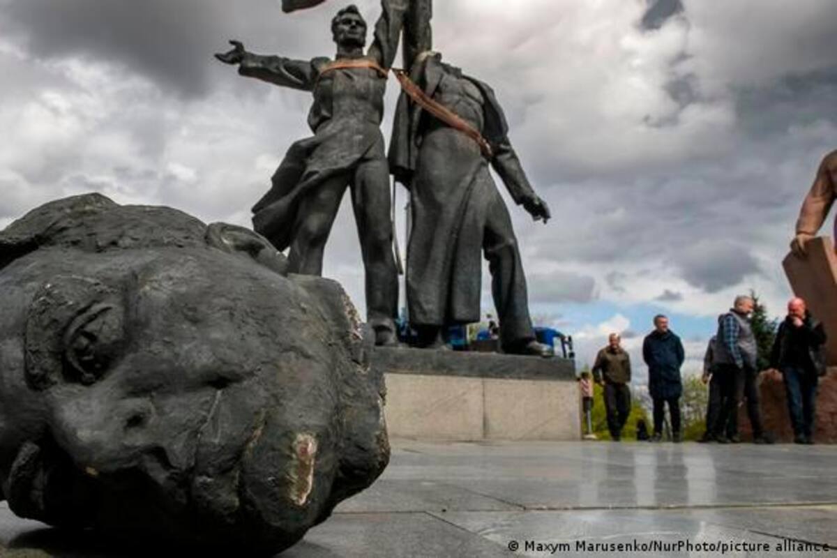 Kiev destruye la estatua que simbolizaba la unidad y amistad con Rusia
