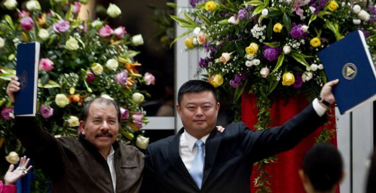 Daniel Correa, presidente de Nicaragua y Xinwei, representante de la firma china Wang Jing, el día del anuncio del contrato. AP Esteban Felix