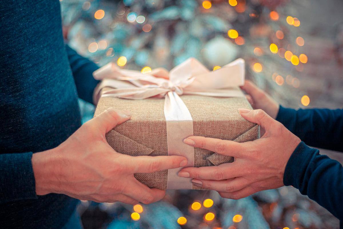 Si realmente le aprecias, evita dar estos nueve tipos de regalos en Navidad