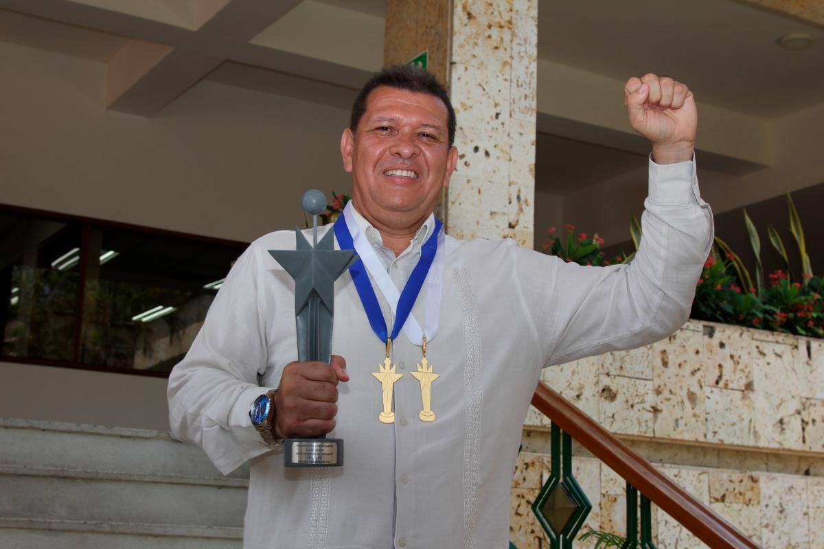 Al docente le fueron entregadas dos medallas y un galardón.// Kailline Giraldo.