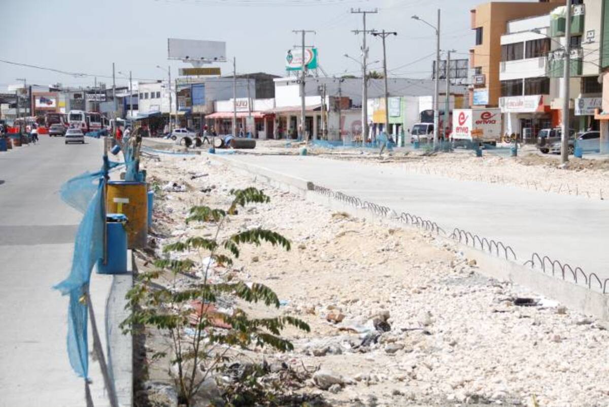 Los frentes de trabajo abandonados del tramo 5A son usados por algunas personas para arrojar basura, escombros y otros desechos, que además de contaminación, generan riesgo para quienes caminan por estos sectores. ÓSCAR DÍAZ ACOSTA - EL UNIVERSAL