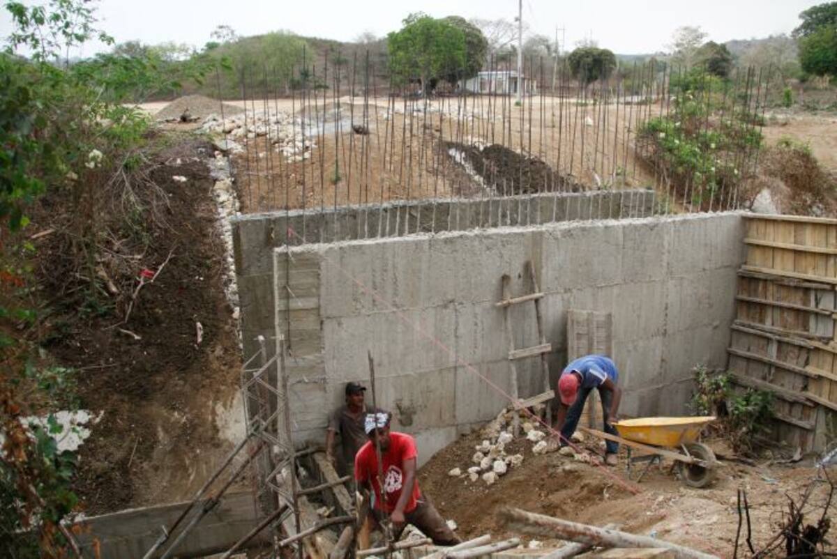Con la canalización y construcción de un puente cerca del nuevo colegio buscan evitar que se deteriore a futuro. Oscar Díaz/ El Universal