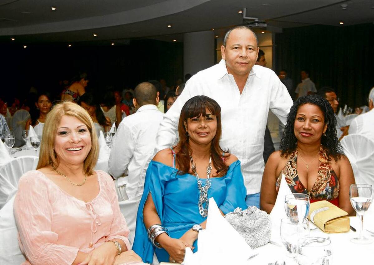 De pie: Marcos de Ávila; sentadas: Ada Sánchez, Shirley Garcés y Deyanira Pérez. Julio Castaño /El Universal/