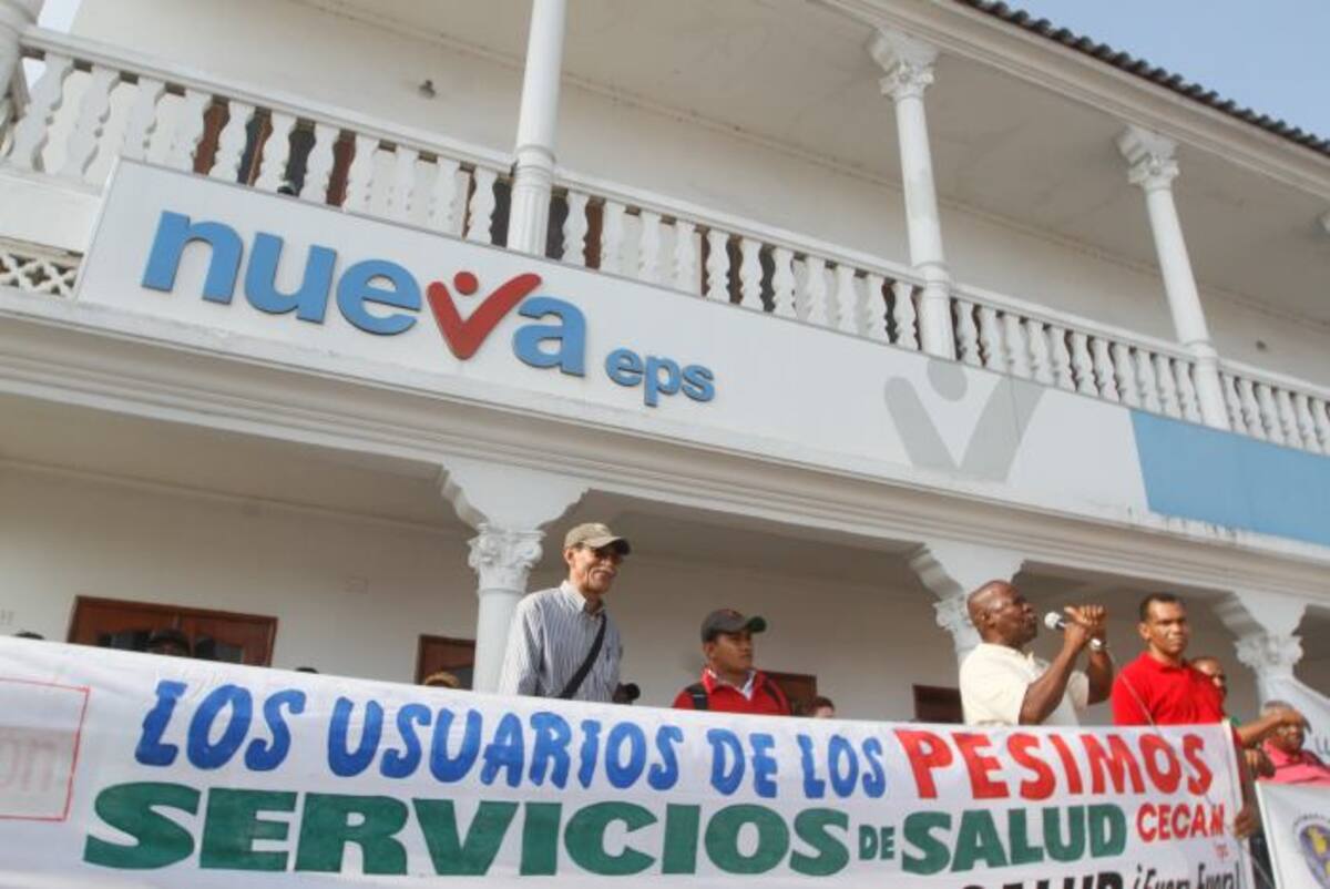 Alrededor de 120 afiliados protestaron ayer en la sede del barrio Alcibia de la Nueva Eps. CLAUDIA FORTICH, Q' HUBO