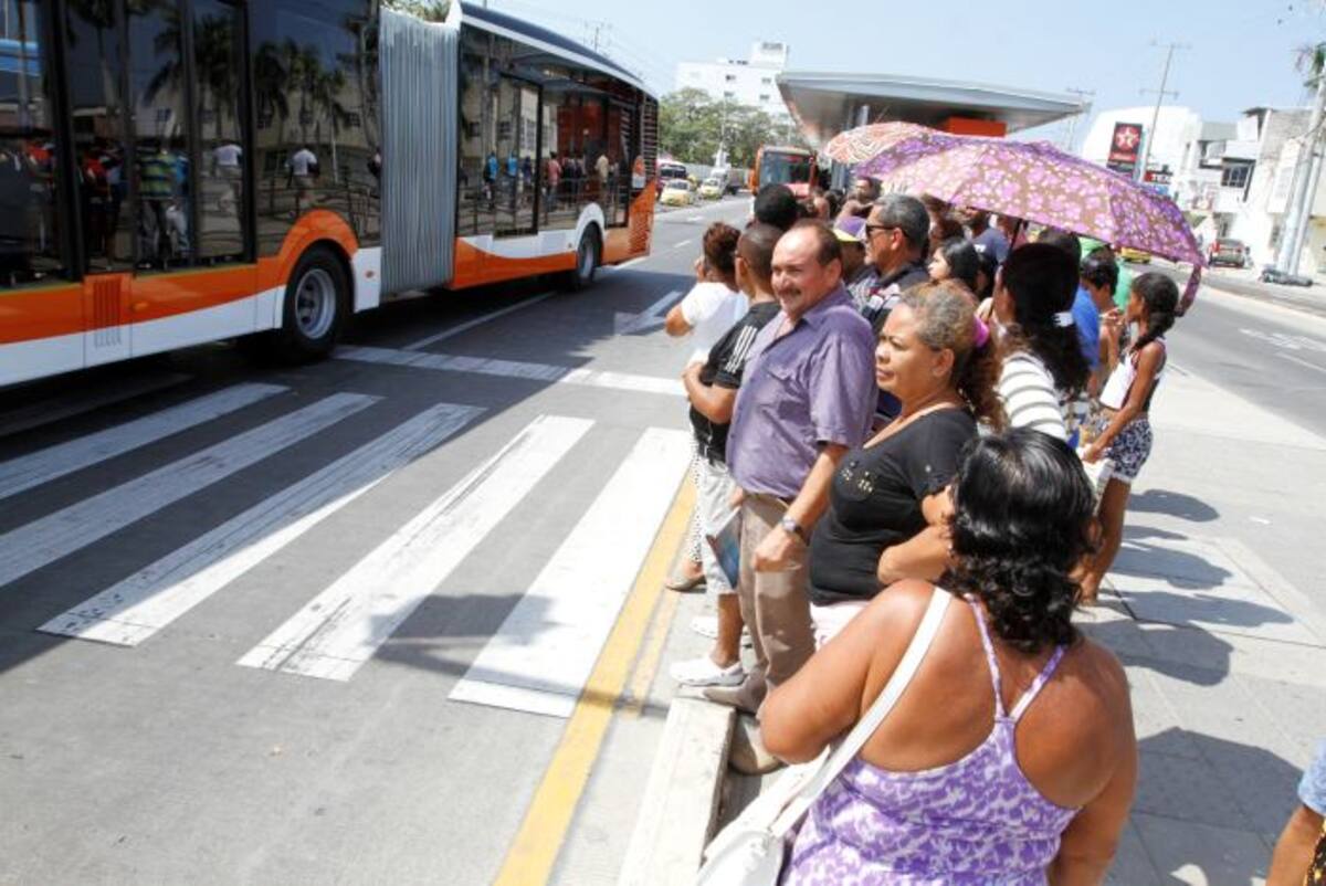 Cientos de cartageneros e incluso algunos visitantes hacen fila en las estaciones habilitadas de Transcaribe para acceder a un recorrido de la etapa pedagógica del sistema. // JULIO CASTAÑO-EL UNIVERSAL