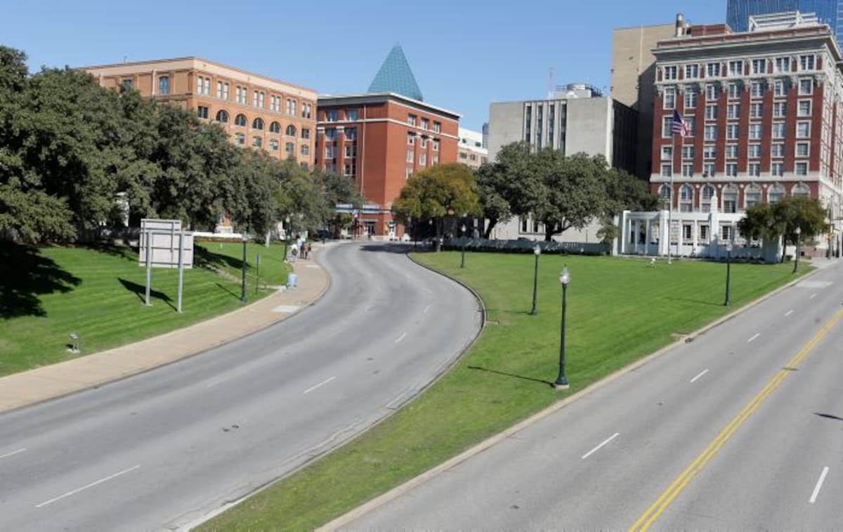 El antiguo edificio del Texas School Book Depository, a la izquierda, ahora conocido como el Museo del Sexto Piso con vistas a la Plaza Dealey en Dallas, donde Lee Harvery Oswald disparó y asesinó al presidente John F. Kennedy el 22 de noviembre de 1963. AP LM Otero
