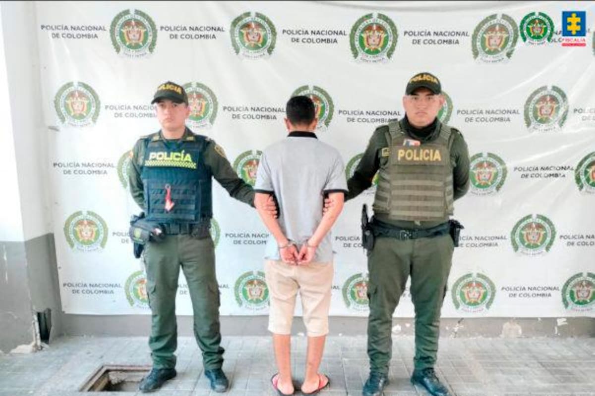 A prisión a hombre, de 22 años, tras apuñalar a 4 miembros de su familia