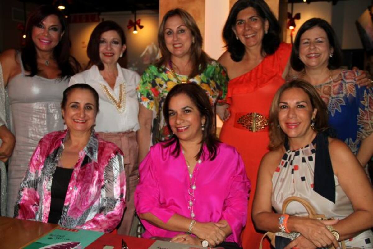 De pie: Mayra Rodríguez, Ana María Horrillo, Janeth Gaines, Jackelin De La Vega y Margarita Lecompte; sentadas: Yugna Stefan, Martha Barrios y Martha Mejía. ZENIA VALDELAMAR - EL UNIVERSAL