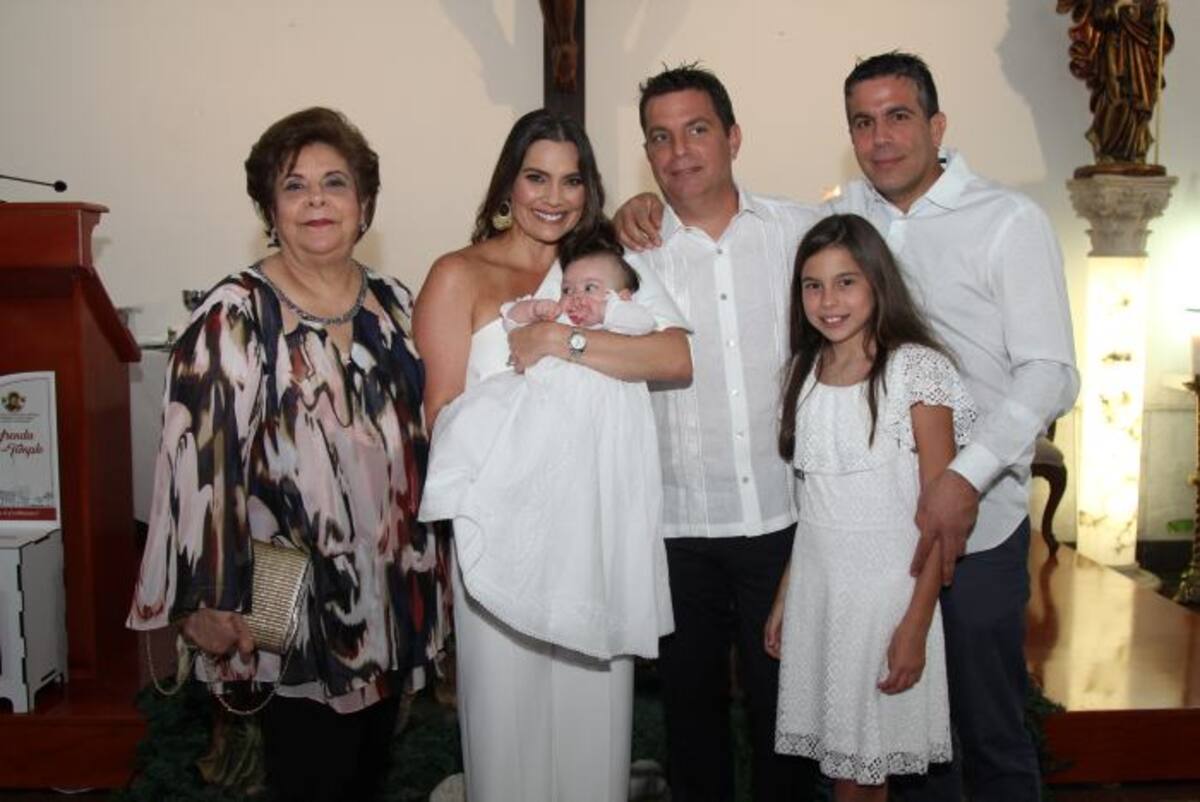 Angelina de Chalela, Jessica De La Peña, Luna Chalela De La Peña, Ernesto Chalela, Martina Chalela y Pablo Chalela. KAILLINE GIRALDO