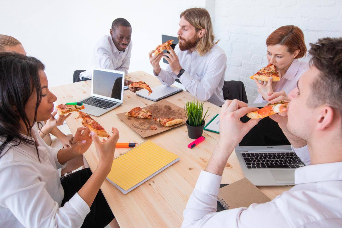¿Comes de más en el trabajo? Cinco consejos para mantenerte en forma
