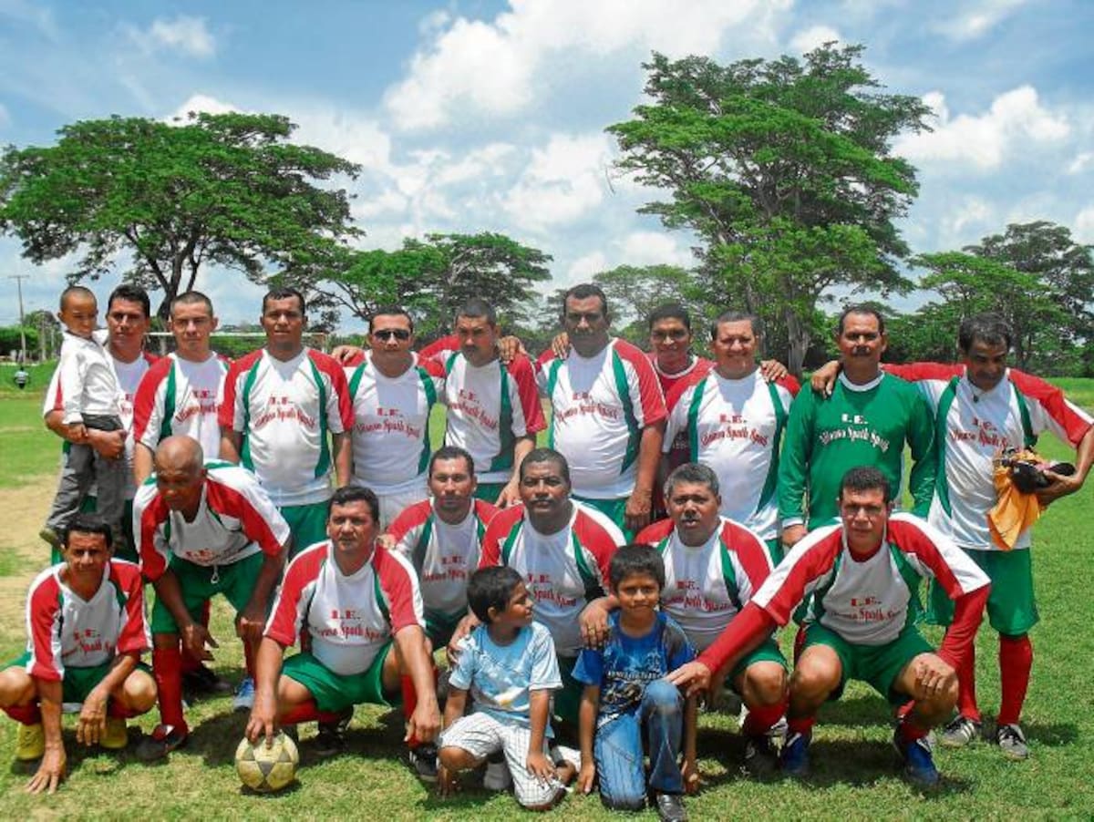 Equipo Alfonso Spath que participa en el Torneo de Minifútbol recreativo, Copa Inteerdocentes.