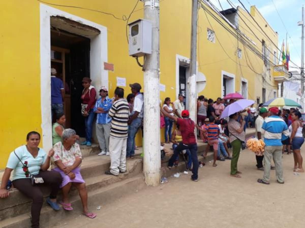 Cientos de personas se han presentado a la convocatoria. // Lila Leyva