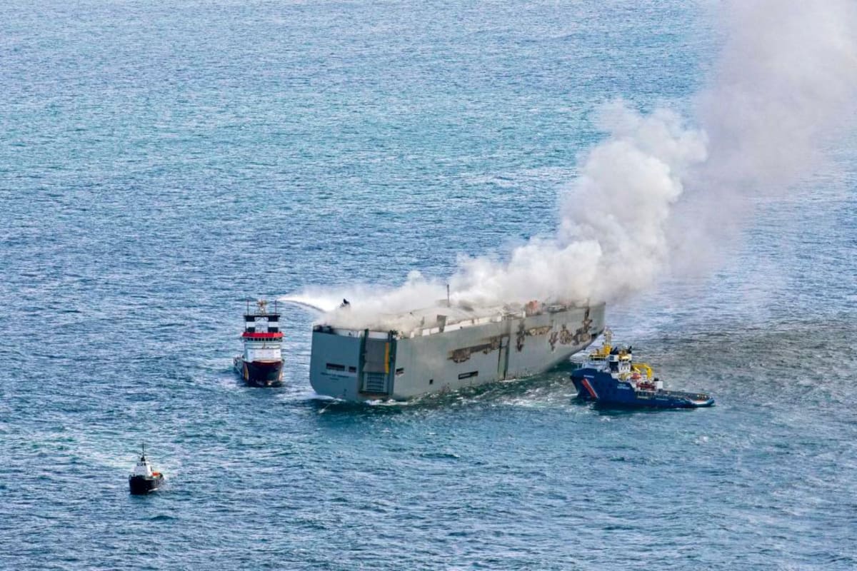 ¡Qué pérdida! Se incendió barco con 3.000 carros, entre ellos Mercedes
