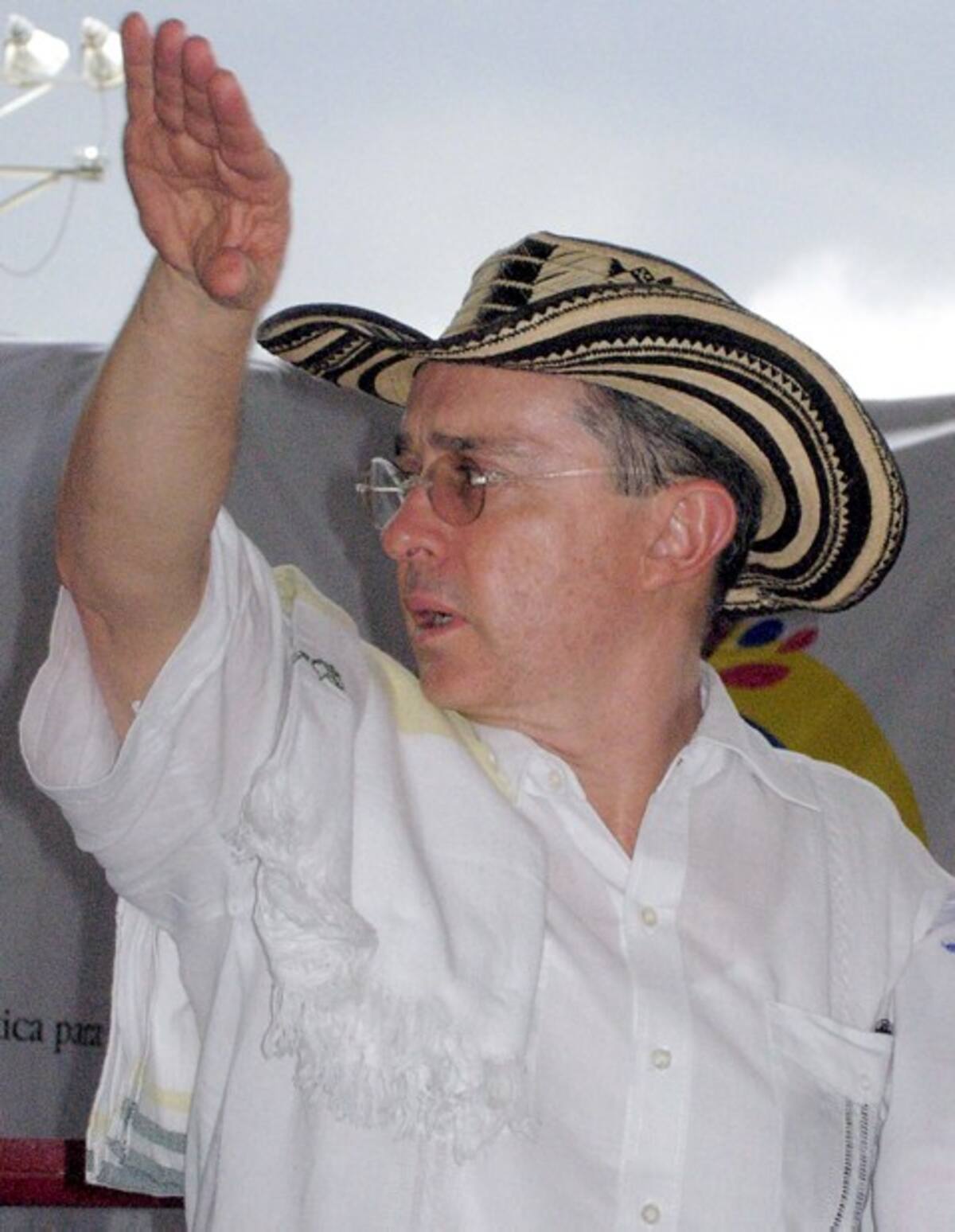 El presidente de Colombia, Álvaro Uribe Vélez, luciendo el Sombrero Vueltiao, símbolo nacional.