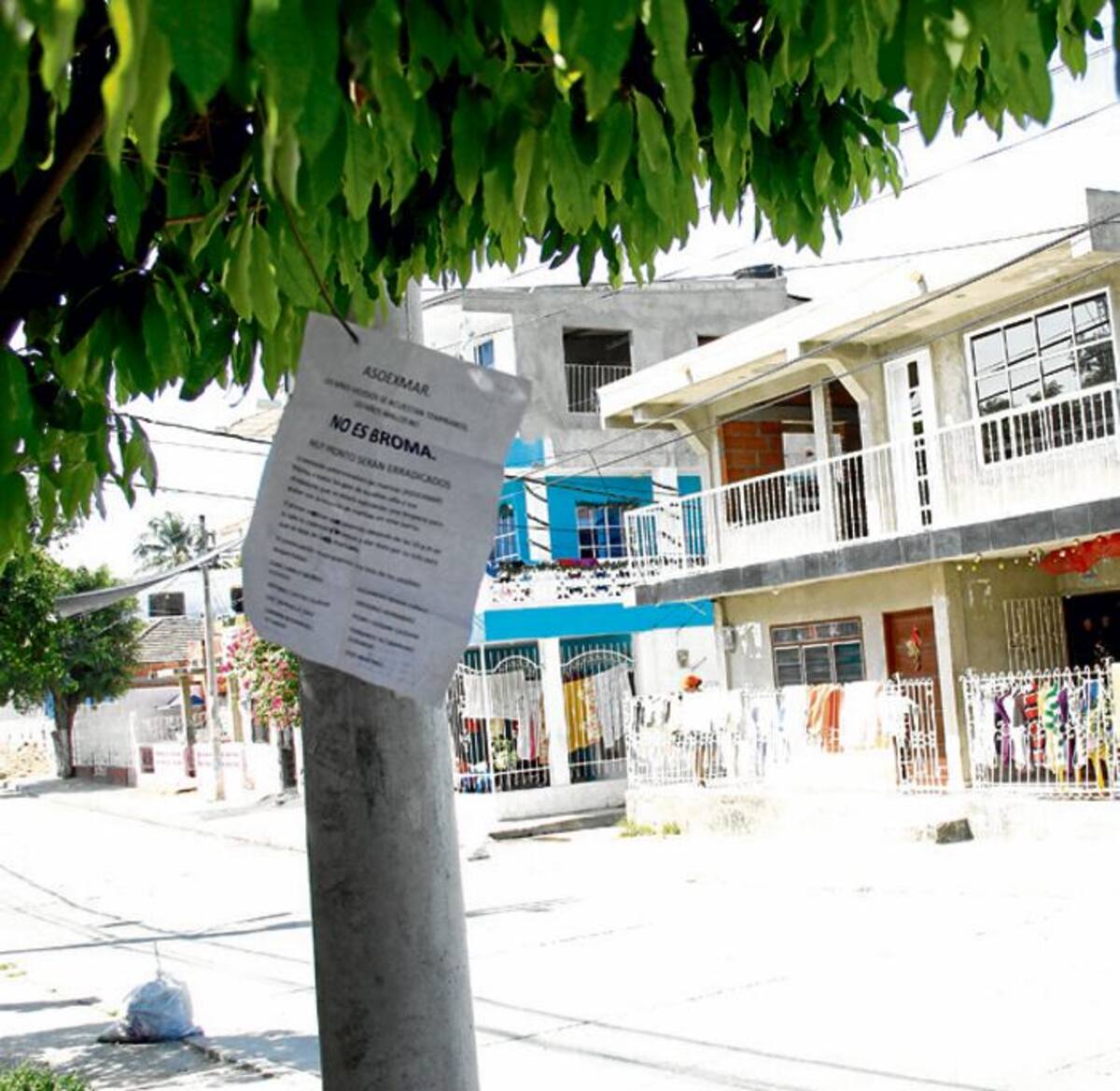 Panfleto pegado en algunos lugares del barrio Escallón Villa. EL UNIVERSAL