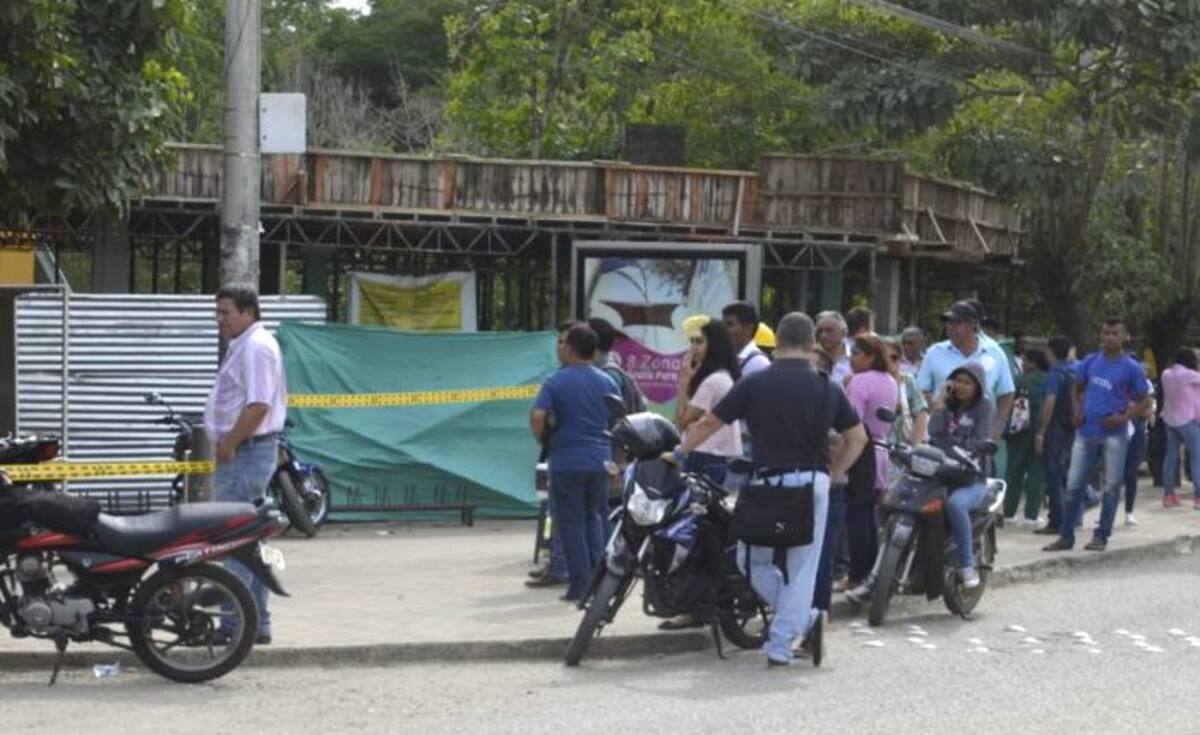 Los funcionarios administrativos de Unisucre no pudieron ingresar a la Institución. CORTESÍA