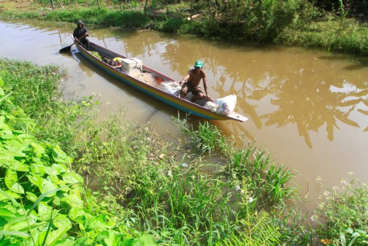 Los pescadores indican la zona del arroyo Paso del medio por donde bajan las aguas residuales. Julio Castaño