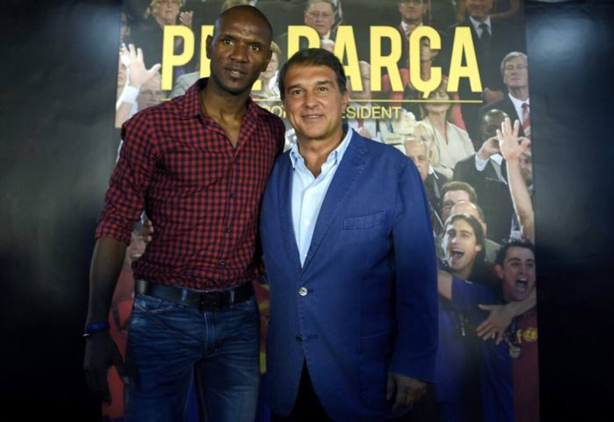 Eric Abidal y Joan Laporta. AFP LLUIS GENE