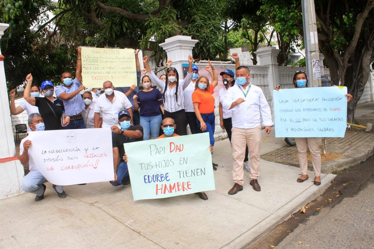 Empleados de Edurbe continúan en asamblea permanente