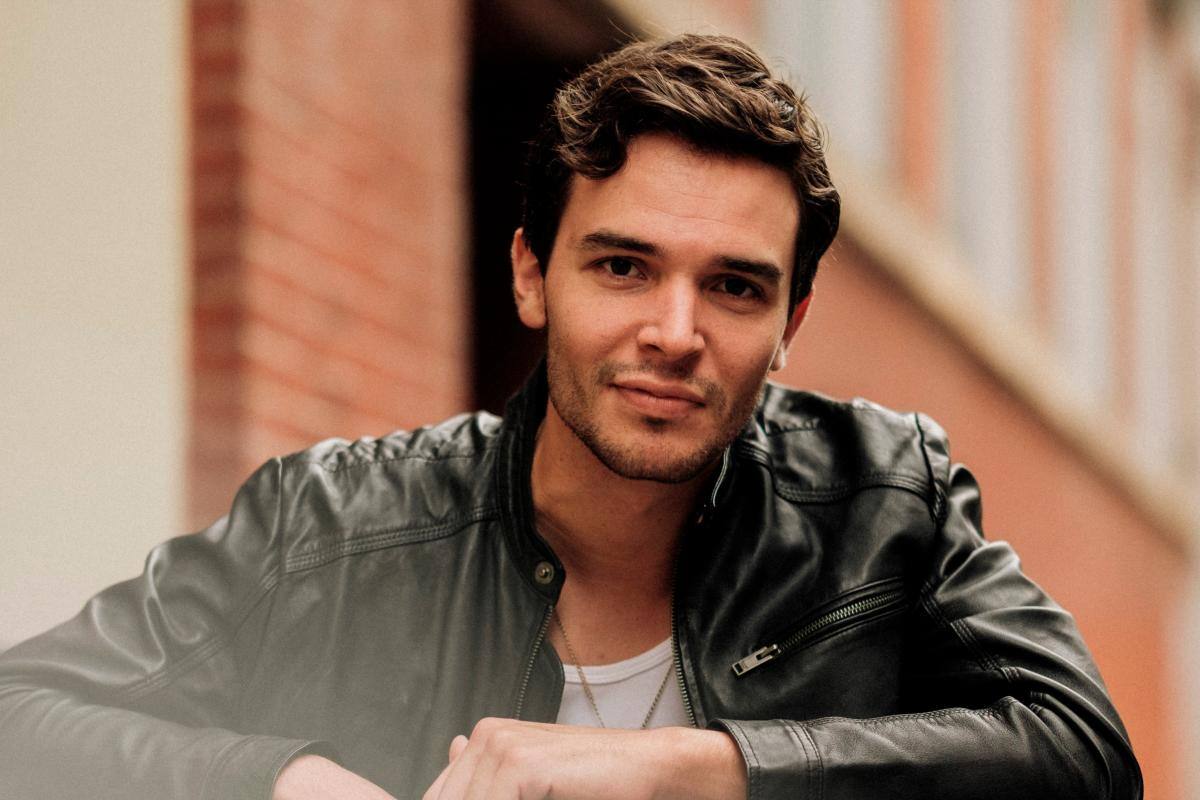 Alejandro Santamaría enfrenta el despecho con “Borrachera”